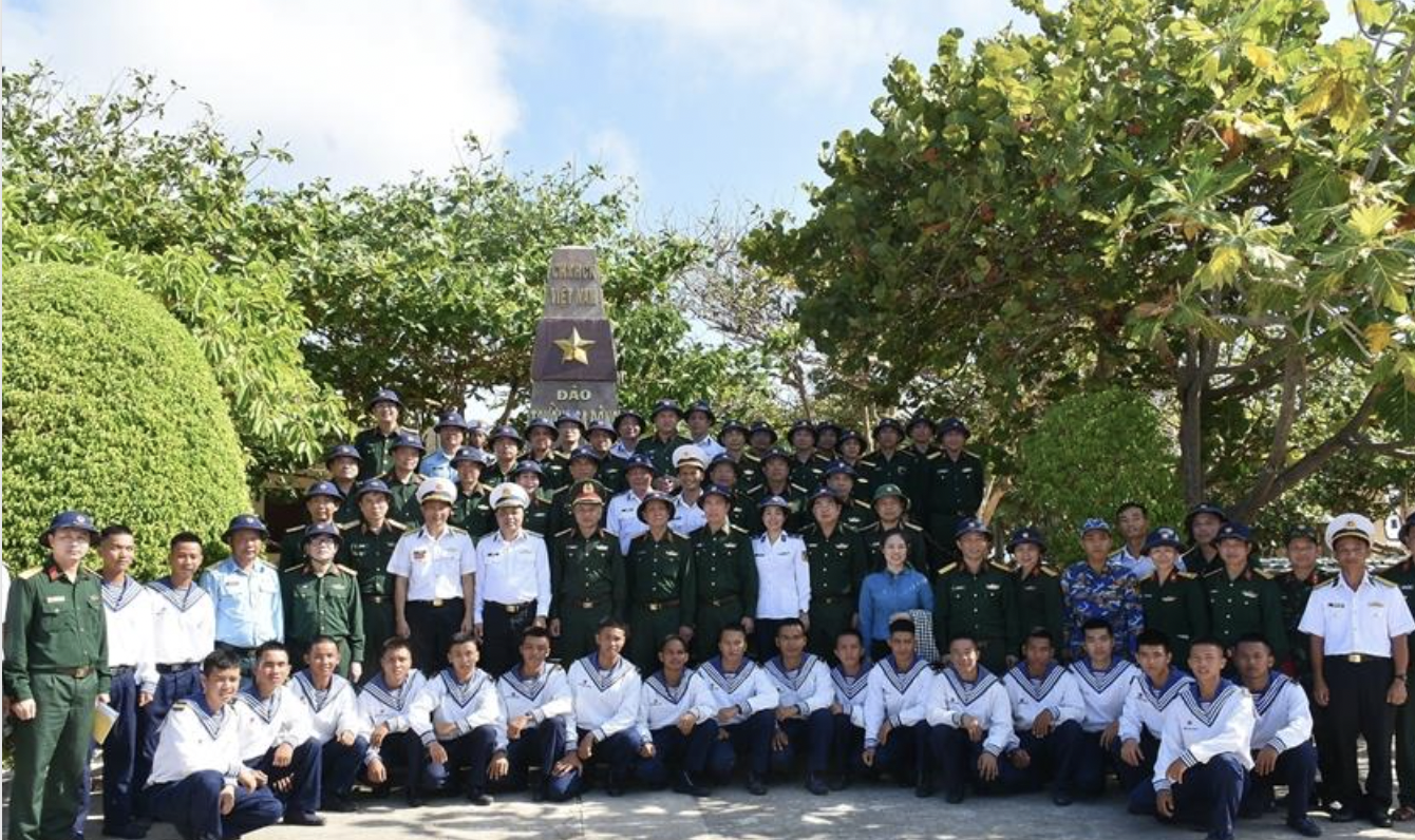 代表团在东长沙岛的界碑前合影。 代表团在东长沙岛的界碑前合影。