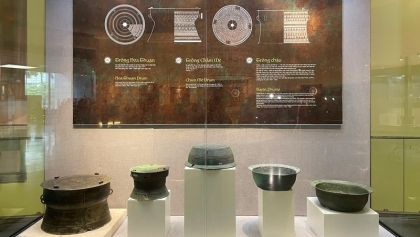 展示各雄王时代的近百件珍贵文物、图片和资料