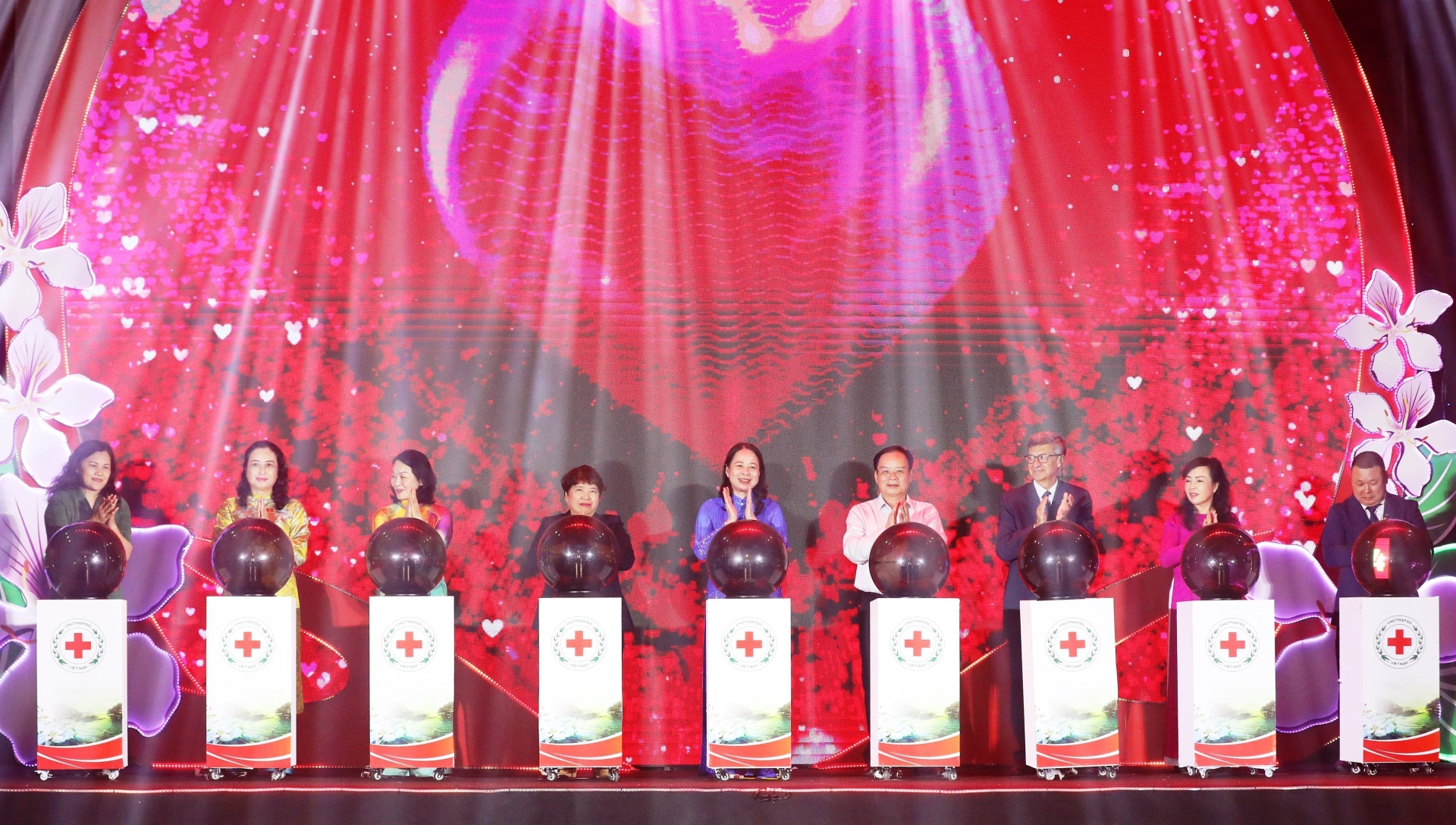 越南国家代主席武氏映春出席“2024年国家人道主义月”启动仪式。 越南国家代主席武氏映春出席“2024年国家人道主义月”启动仪式。