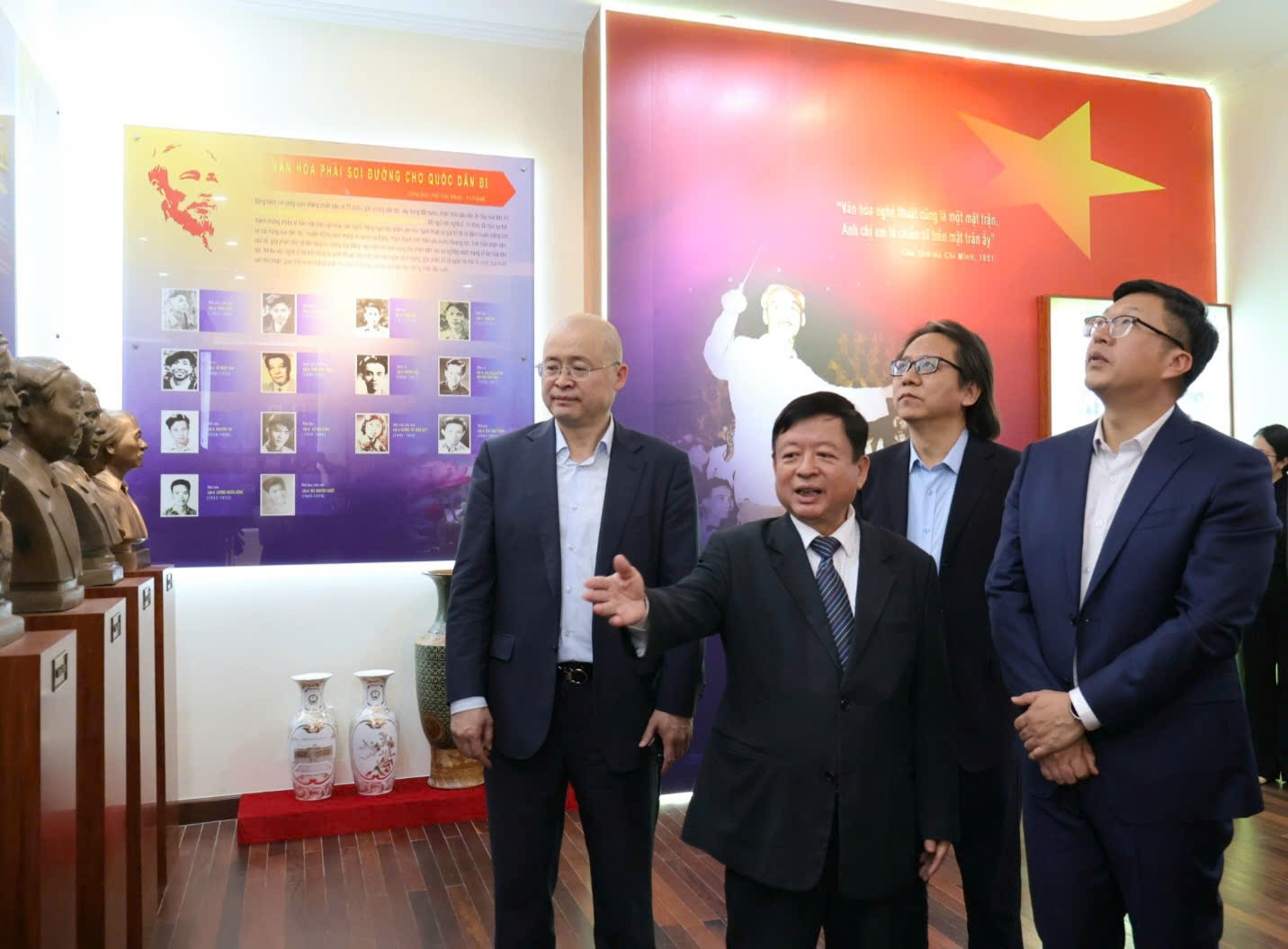 越南文学艺术协会联合会主席杜雄军给代表团介绍