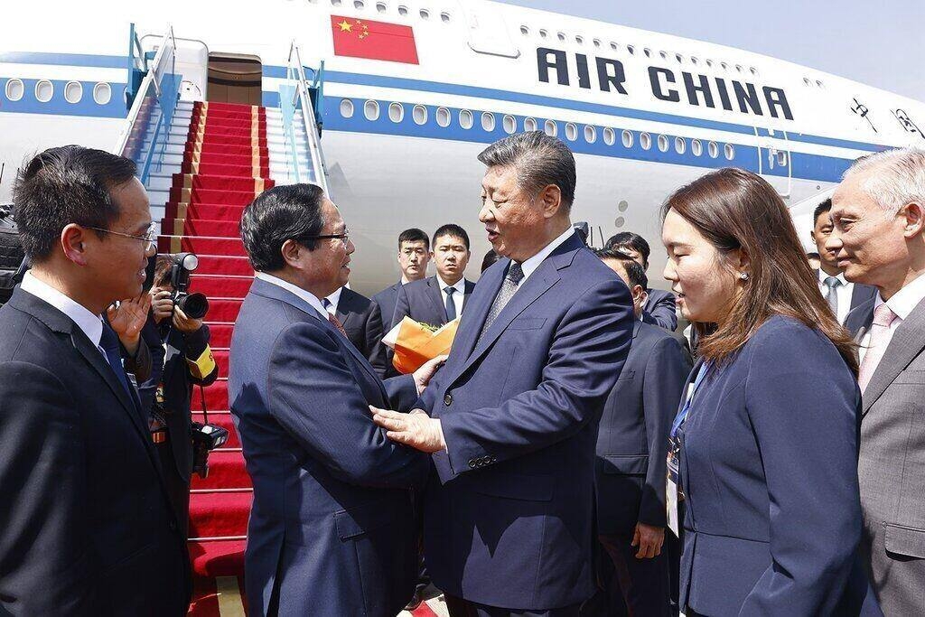 越南政府总理范明政到机场为中共中央总书记、中国国家主席习近平送行 越南政府总理范明政到机场为中共中央总书记、中国国家主席习近平送行