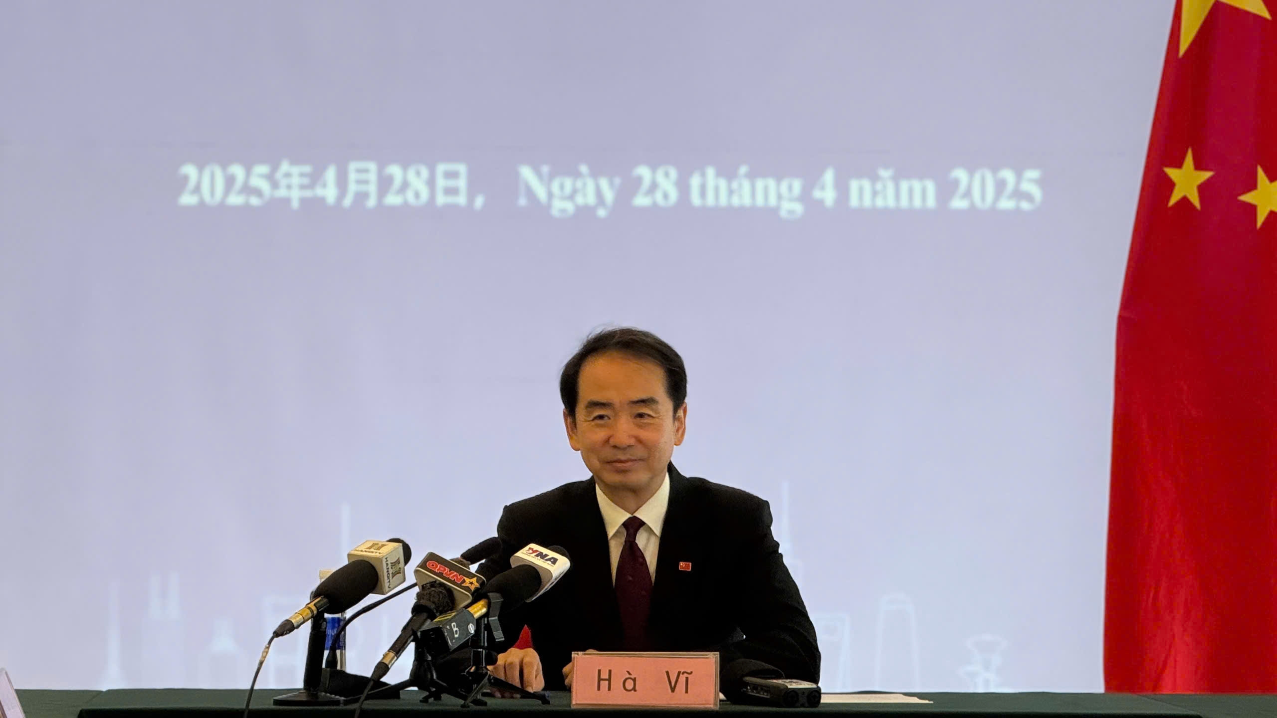 中国驻越南大使何炜在河内举行记者会,通报中共中央总书记、中国国家主席习近平2025年4月14日至15日对越南进行国事访问的成果。 中国驻越南大使何炜在河内举行记者会,通报中共中央总书记、中国国家主席习近平2025年4月14日至15日对越南进行国事访问的成果。