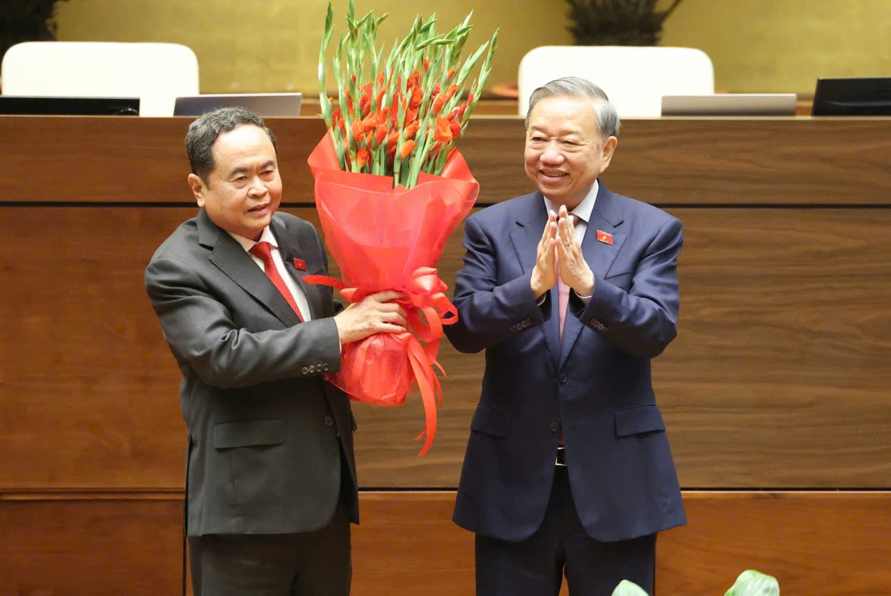 陈青敏同志全票当选第十六届国会主席 陈青敏同志全票当选第十六届国会主席