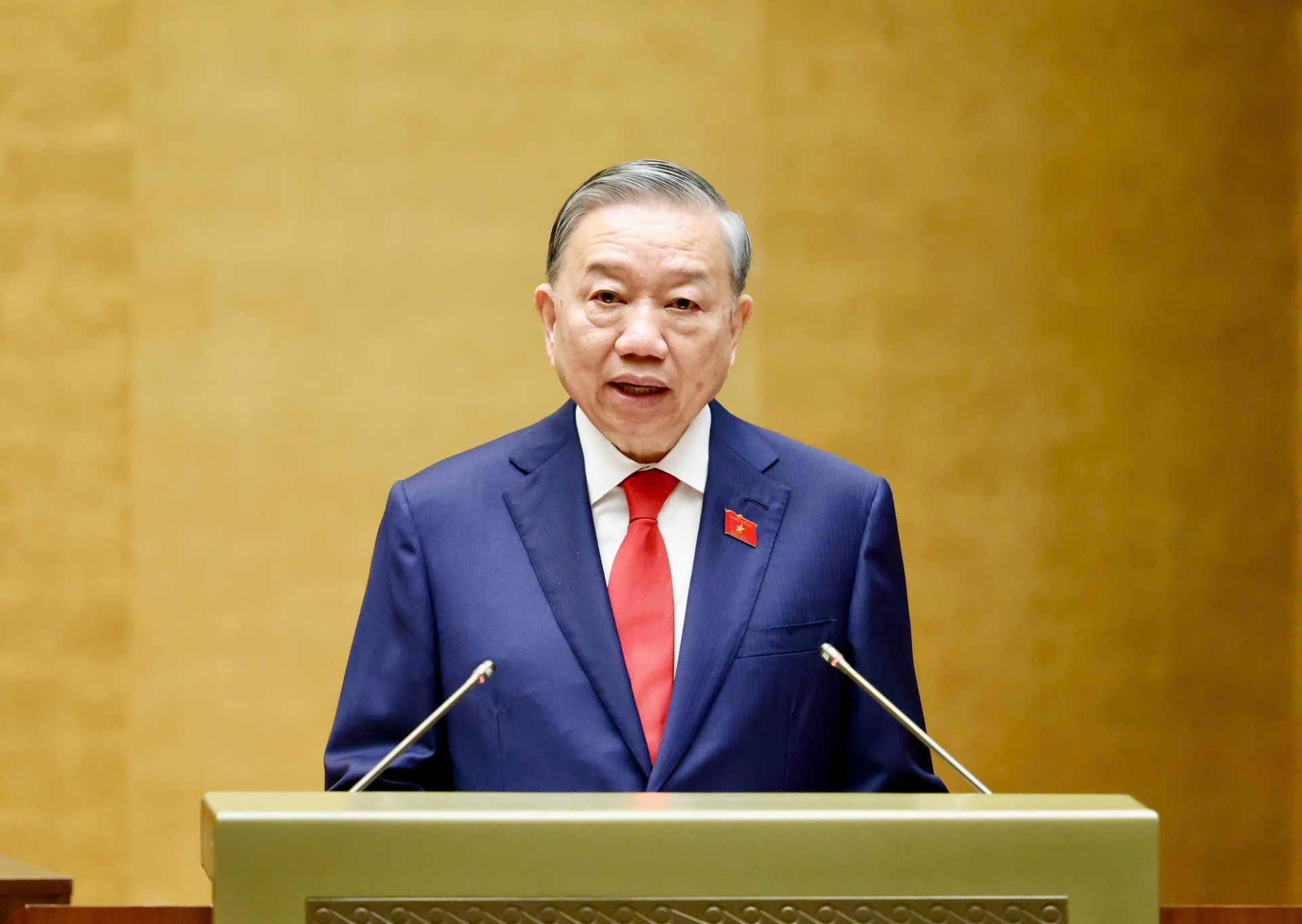 经越南第十六届国会第一次会议7日投票表决，越南共产党中央总书记苏林当选越南国家主席。  　　苏林1957年7月生于越南北部兴安省，长期在越南公安部任职。2016年4月至2024年5月，苏林任公安部部长。2024年5月，苏林当选国家主席。2024年8月，苏林当选越共中央总书记，2024年10月不再兼任国家主席一职。2026年1月23日，苏林在越共十四届一中全会上当选越共中央总书记。