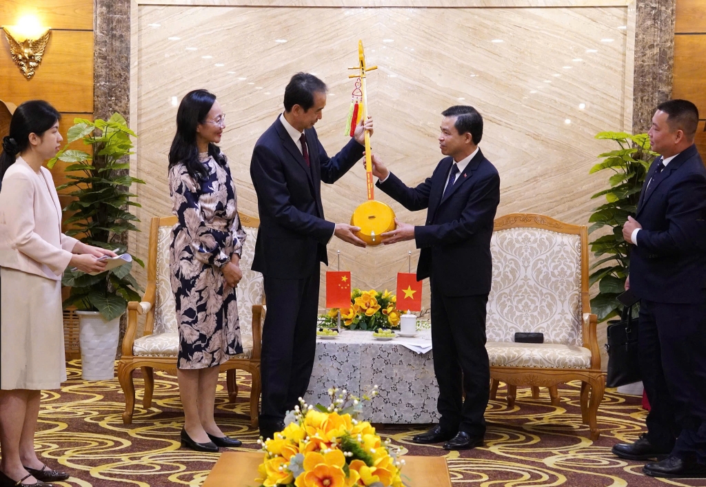省委常务副书记闭清静在礼节性会见中向贺炜大使赠送礼品。