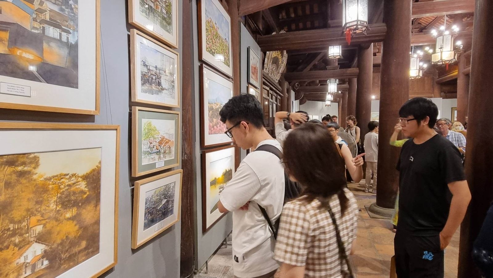 参观画展的游客。