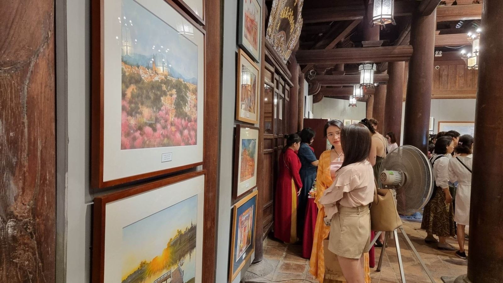 参观画展的游客。