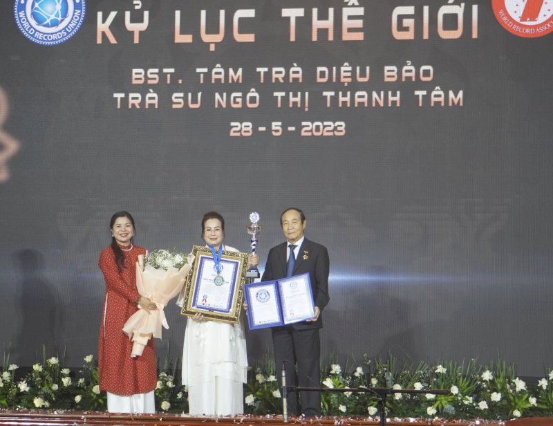 茶道大师吴氏清心(Ngô Thị Thanh Tâm)珍藏的“心茶妙宝”继续创造 “世界上持有数量最多和不同年代的紫砂茶壶、茶杯”的世界纪录。 茶道大师吴氏清心(Ngô Thị Thanh Tâm)珍藏的“心茶妙宝”继续创造 “世界上持有数量最多和不同年代的紫砂茶壶、茶杯”的世界纪录。