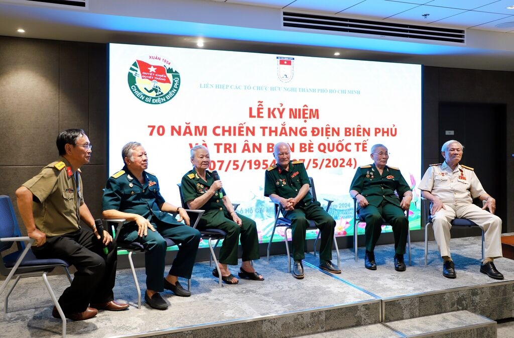 参加奠边府战役的退伍军人与胡志明市年轻一代进行交流。 参加奠边府战役的退伍军人与胡志明市年轻一代进行交流。