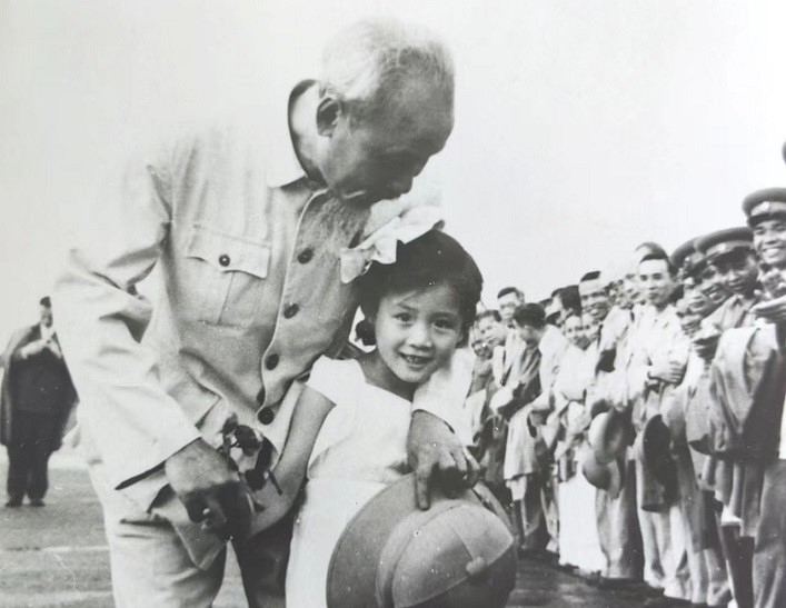 1957年,才6岁的王小红和胡伯伯合影。 1957年,才6岁的王小红和胡伯伯合影。