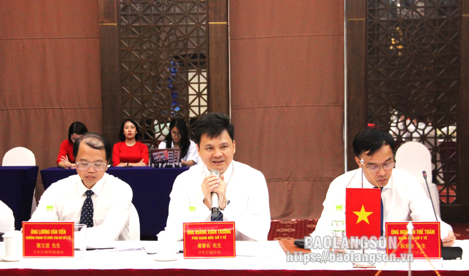 谅山省卫生厅副厅长在会上发表讲话。 谅山省卫生厅副厅长在会上发表讲话。