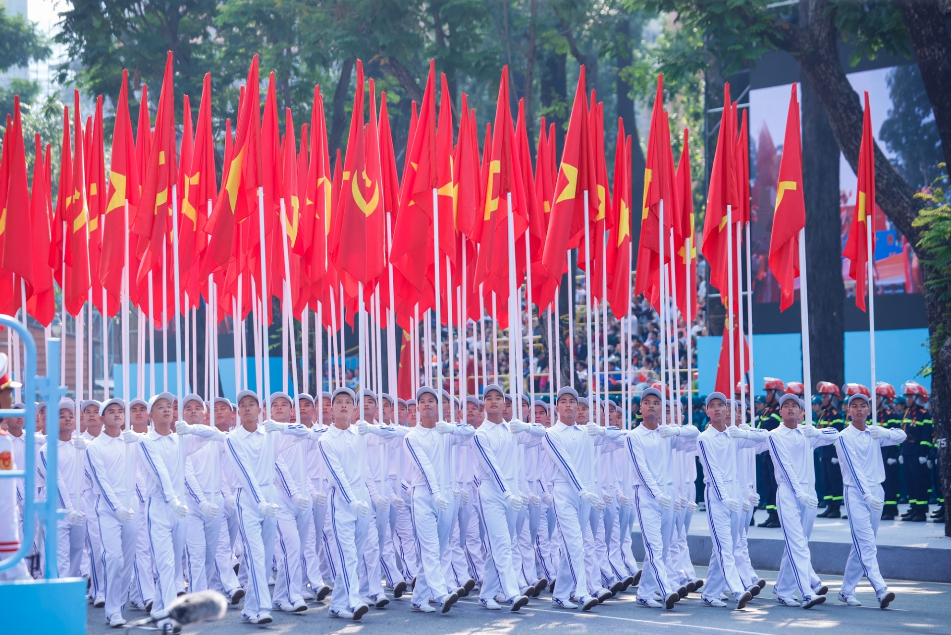 纪念南方解放、国家统一50周年庆典暨阅兵和群众游行上的国旗党旗方阵。 纪念南方解放、国家统一50周年庆典暨阅兵和群众游行上的国旗党旗方阵。
