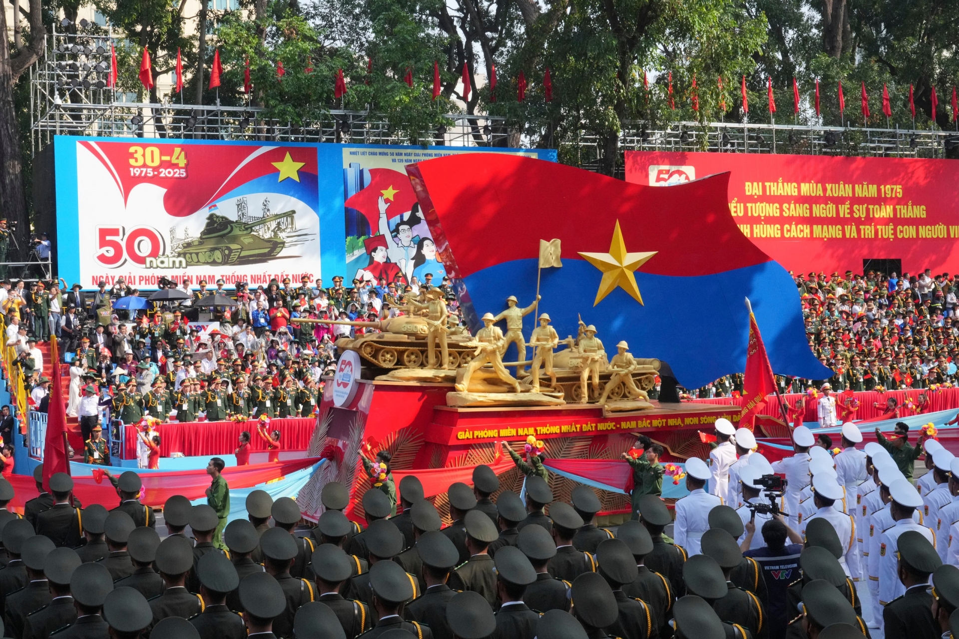 纪念越南南方解放、国家统一50周年庆典阅兵场景。 纪念越南南方解放、国家统一50周年庆典阅兵场景。