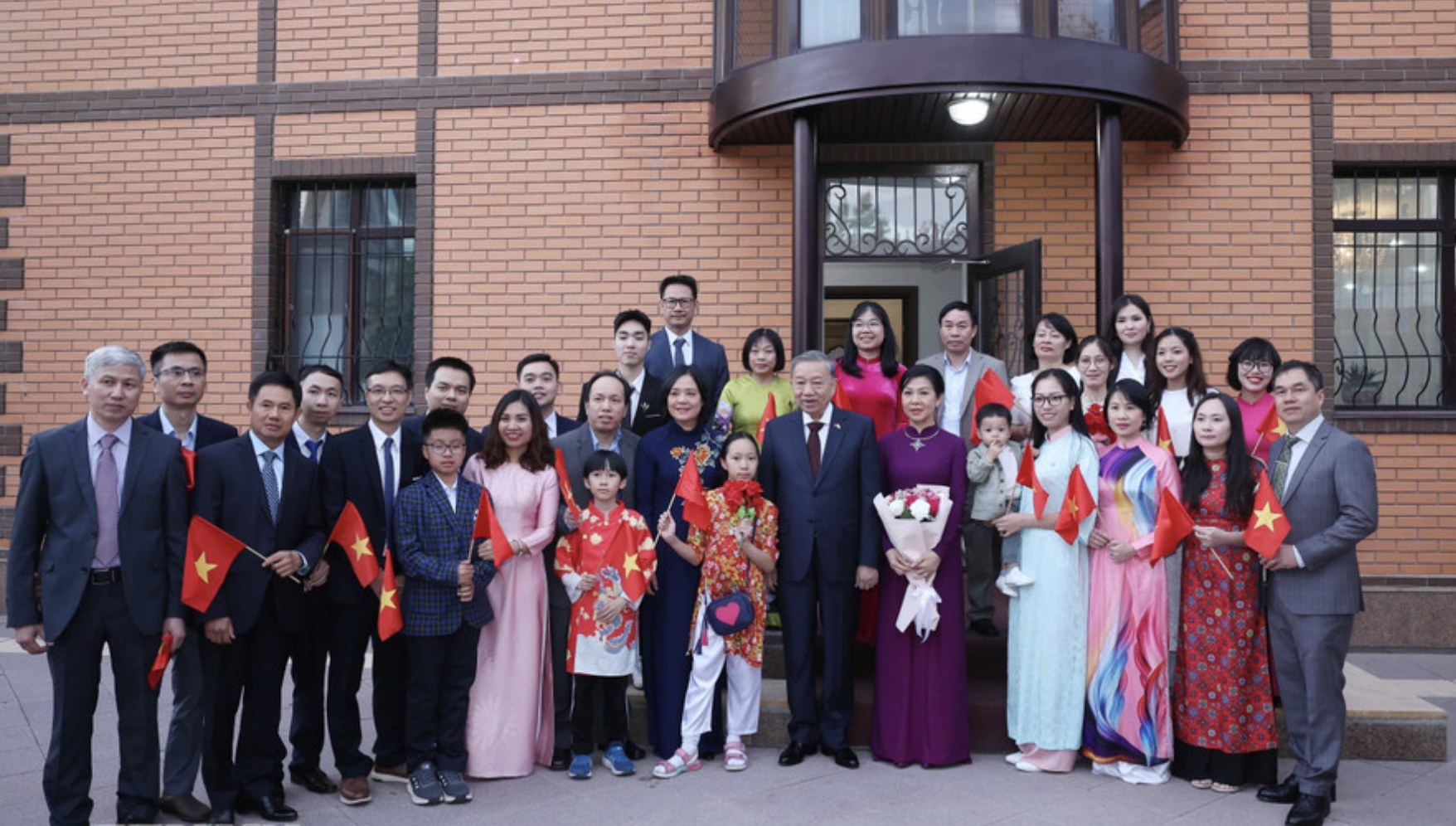 越共中央总书记苏林与夫人同越南驻哈萨克斯坦大使馆干部和工作人员合影。 越共中央总书记苏林与夫人同越南驻哈萨克斯坦大使馆干部和工作人员合影。