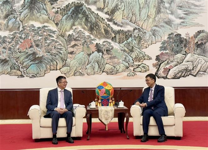 越南驻华大使范青平访问中国广西壮族自治区,并会见中共中央委员、广西壮族自治区党委书记陈刚。 越南驻华大使范青平访问中国广西壮族自治区,并会见中共中央委员、广西壮族自治区党委书记陈刚。