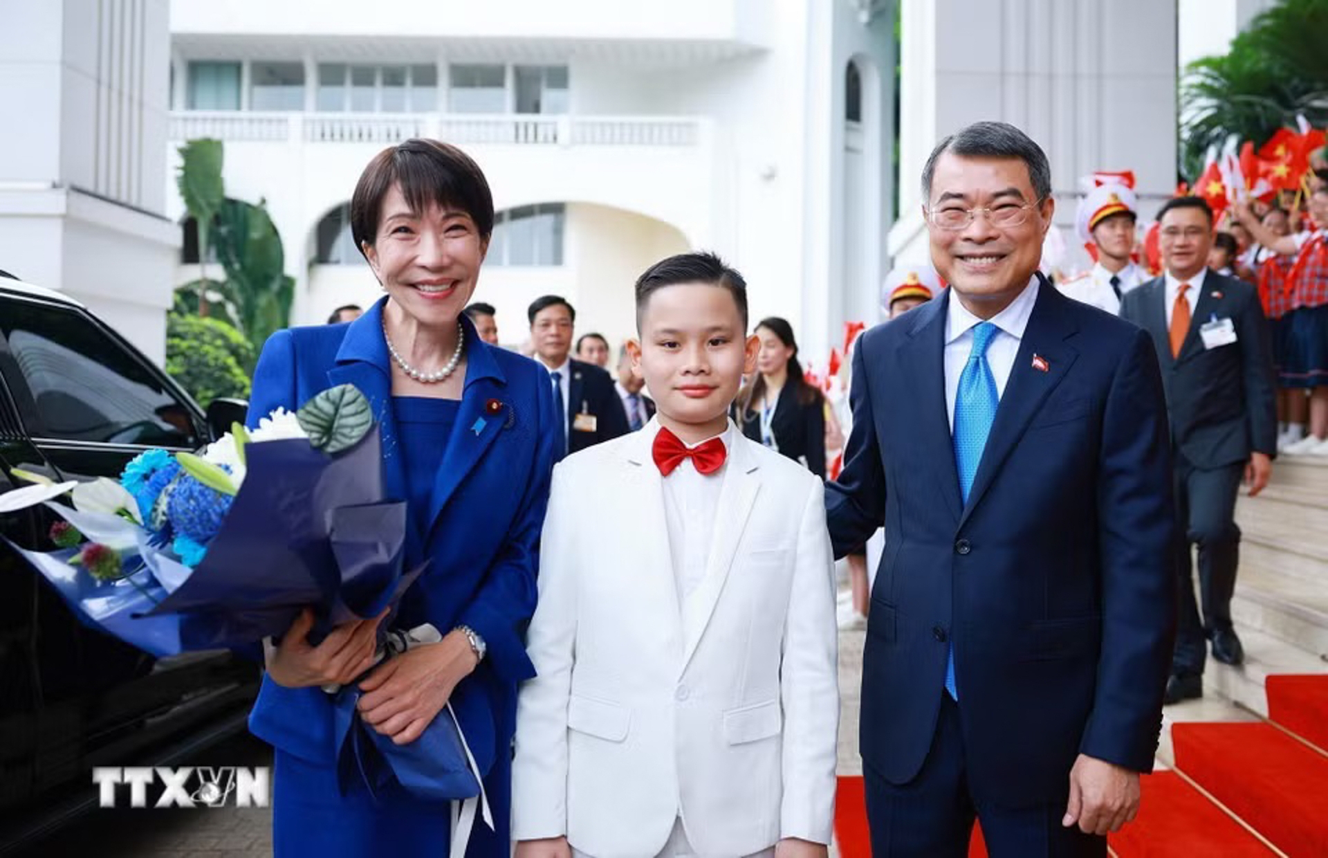 首都少年儿童代表向高市早苗首相赠送了鲜花。图自越通社 首都少年儿童代表向高市早苗首相赠送了鲜花。图自越通社