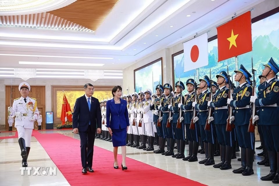 黎明兴和高市早苗检阅越南人民军仪仗队。图自越通社 黎明兴和高市早苗检阅越南人民军仪仗队。图自越通社