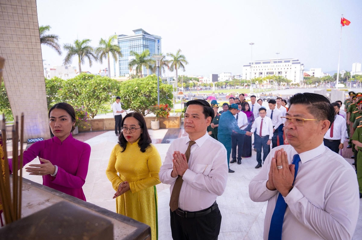 和强坊领导献香。图:玉雅(Ngọc Nhã) 和强坊领导献香。图:玉雅(Ngọc Nhã)