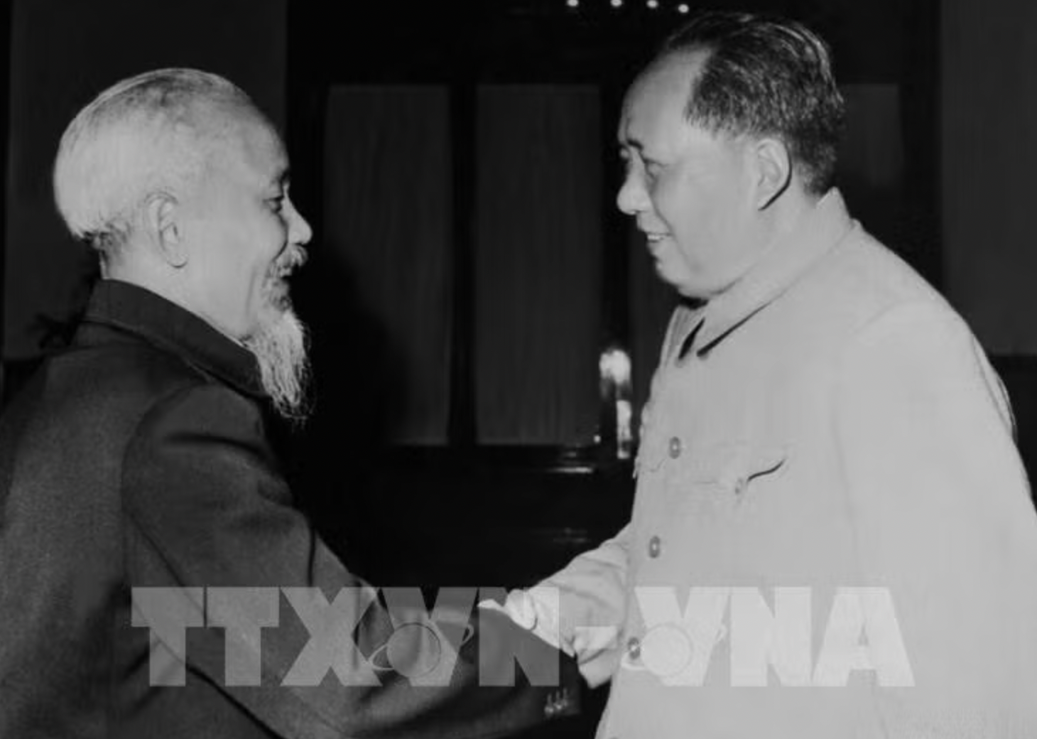 胡志明主席在1960年11月2日至4日访华期间,于11月2日在北京与毛泽东主席举行会谈。 胡志明主席在1960年11月2日至4日访华期间,于11月2日在北京与毛泽东主席举行会谈。