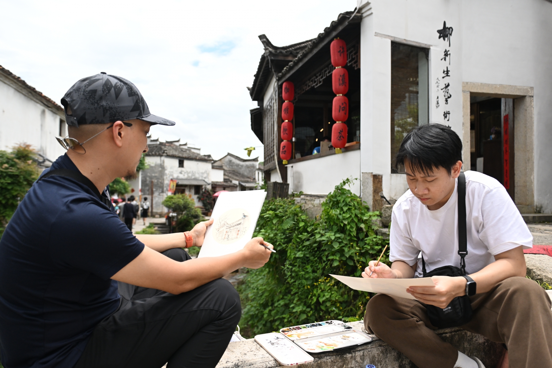 RCEP成员国华人书画家走进安徽泾县 探访传统工艺并开展实景写生 RCEP成员国华人书画家走进安徽泾县 探访传统工艺并开展实景写生