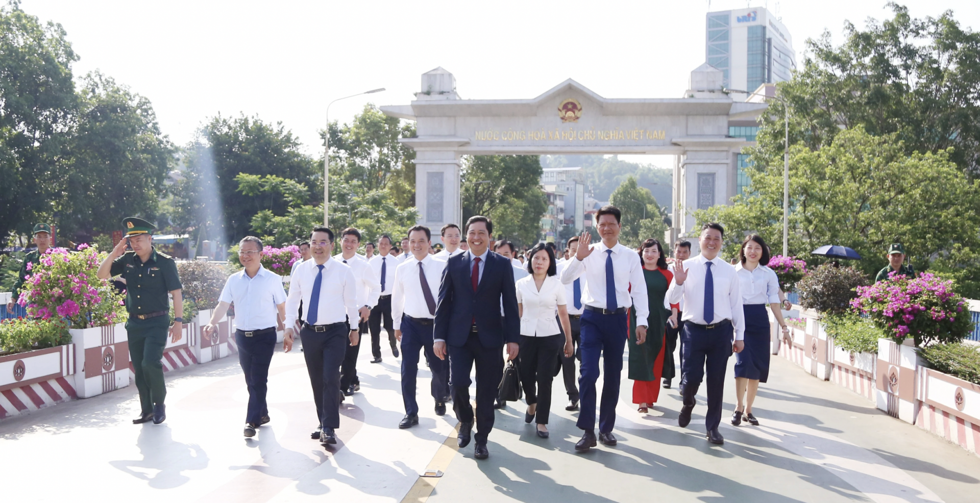 省委书记杨国辉和老街省代表团通过老街国际口岸出境，参加从5月27日至5月31日在中国云南省举行的省委书记第六次年度会晤及系列重要对外活动。
