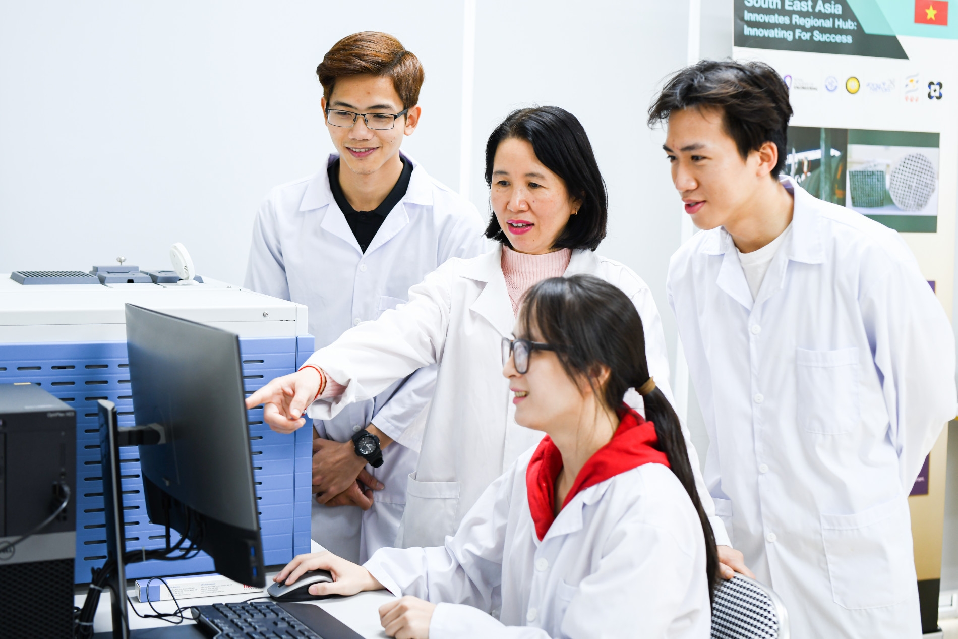 黎明胜对学生很热情。 黎明胜对学生很热情。
