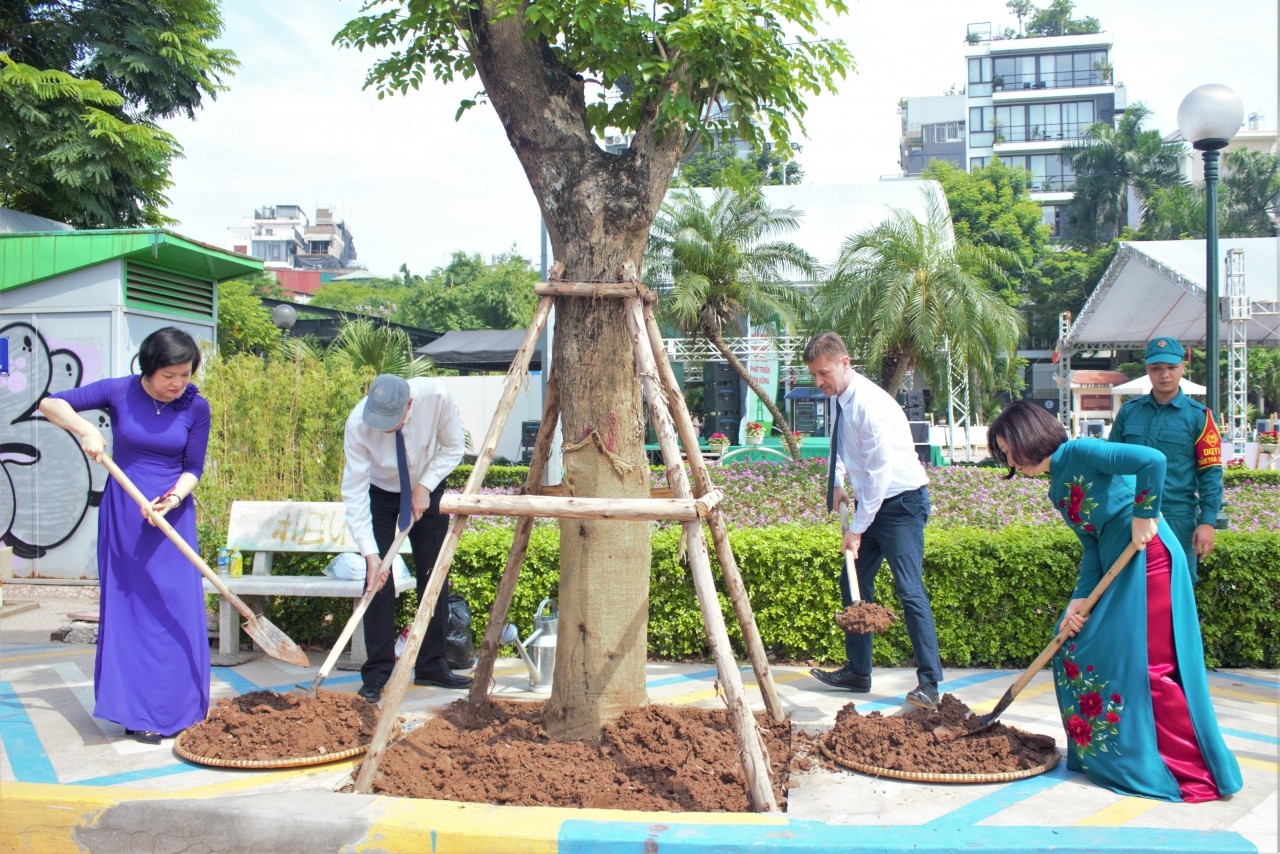 2023年“种植友谊树”活动。 2023年“种植友谊树”活动。