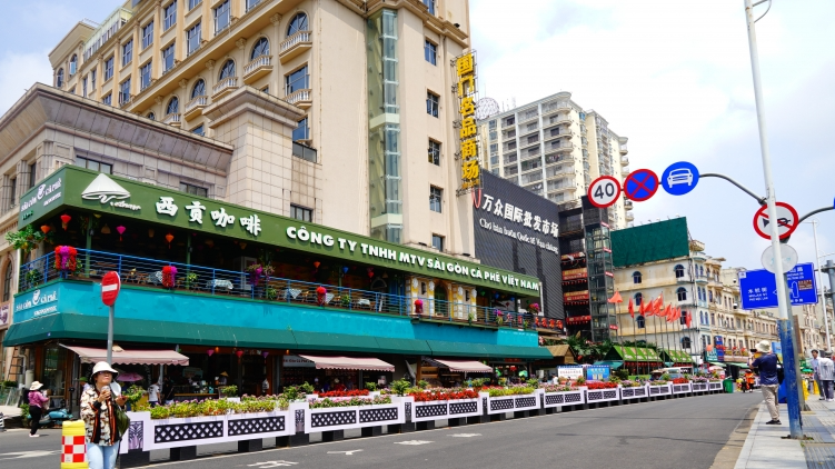 东兴市新华路是越南商品专卖店最多的地方。西贡咖啡店就位于这条路上。 东兴市新华路是越南商品专卖店最多的地方。西贡咖啡店就位于这条路上。