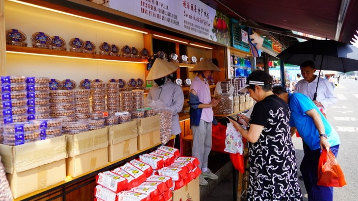 附近的榴莲饼、腰果店生意也很好。 附近的榴莲饼、腰果店生意也很好。