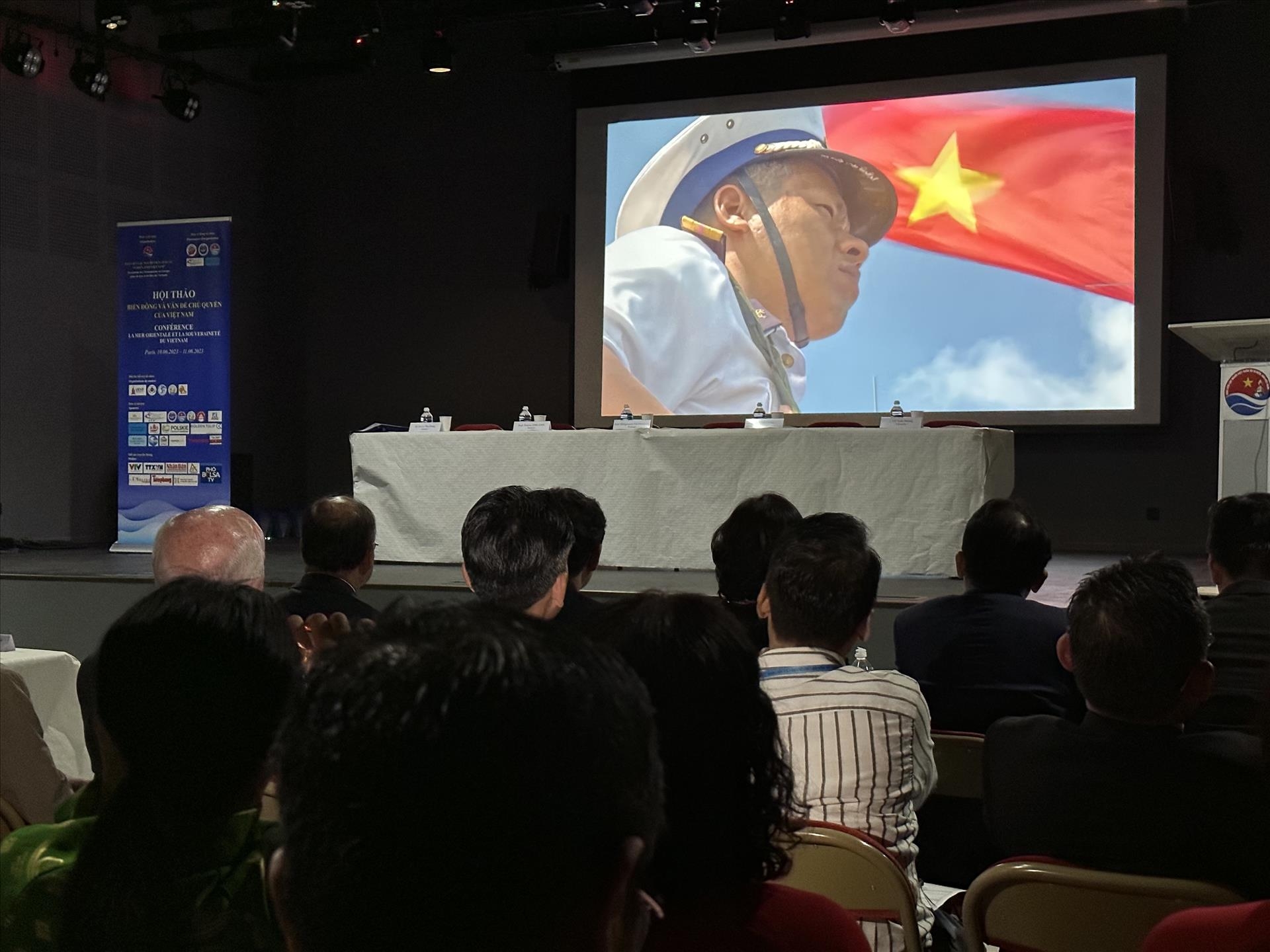 侨胞们观看关于长沙的视频。