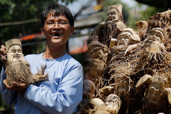 黃放红叔叔有一次在大洪水中无意钓到了竹桩,开始爱上了在旧竹桩上雕刻佛像的职业。 黃放红叔叔有一次在大洪水中无意钓到了竹桩,开始爱上了在旧竹桩上雕刻佛像的职业。
