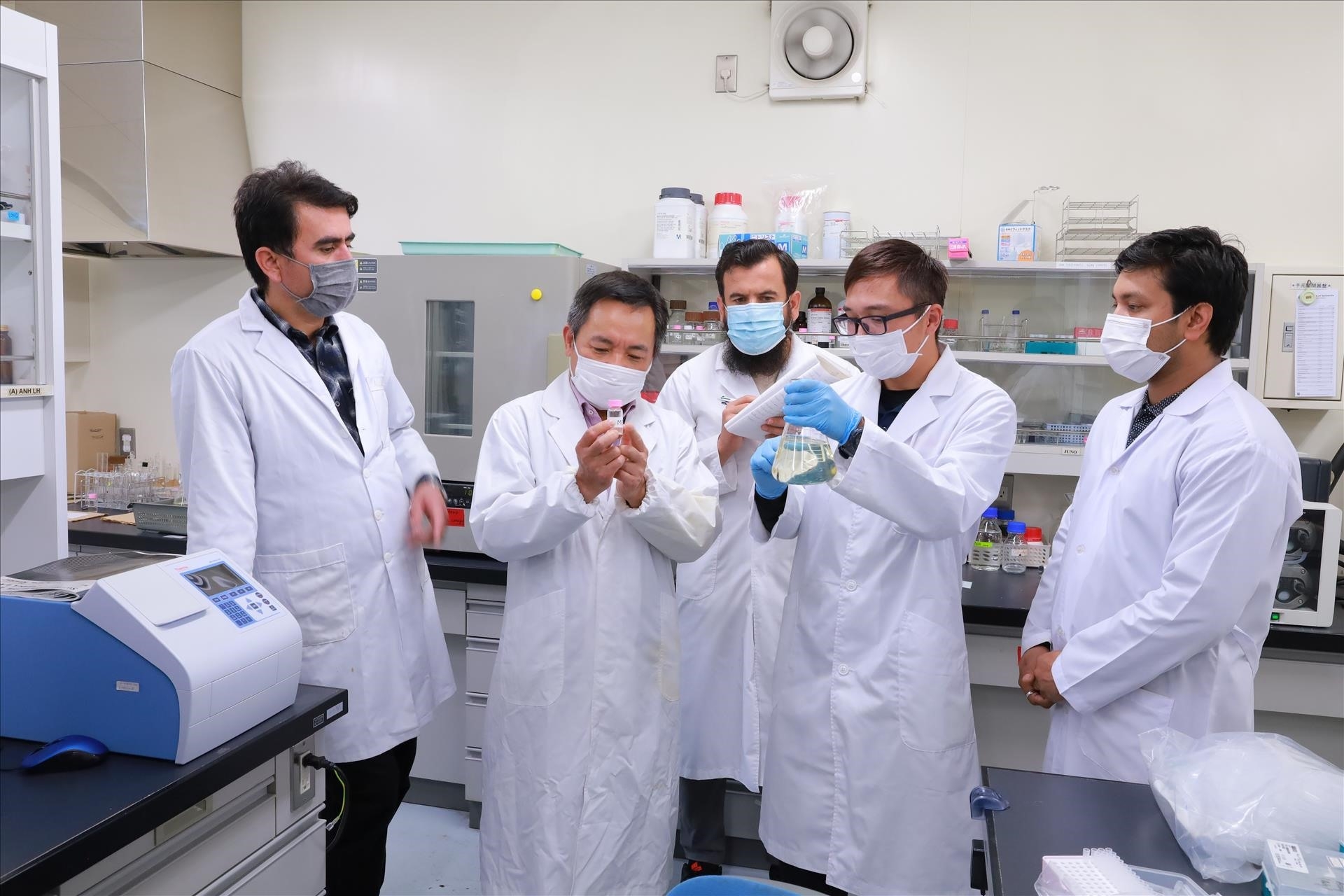 旅居日本的越南科学家、日本广岛大学的陈登春(Trần Đăng Xuân)教授榜上有名。 旅居日本的越南科学家、日本广岛大学的陈登春(Trần Đăng Xuân)教授榜上有名。