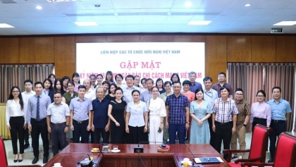 新闻界积极有效地参与人民对外工作