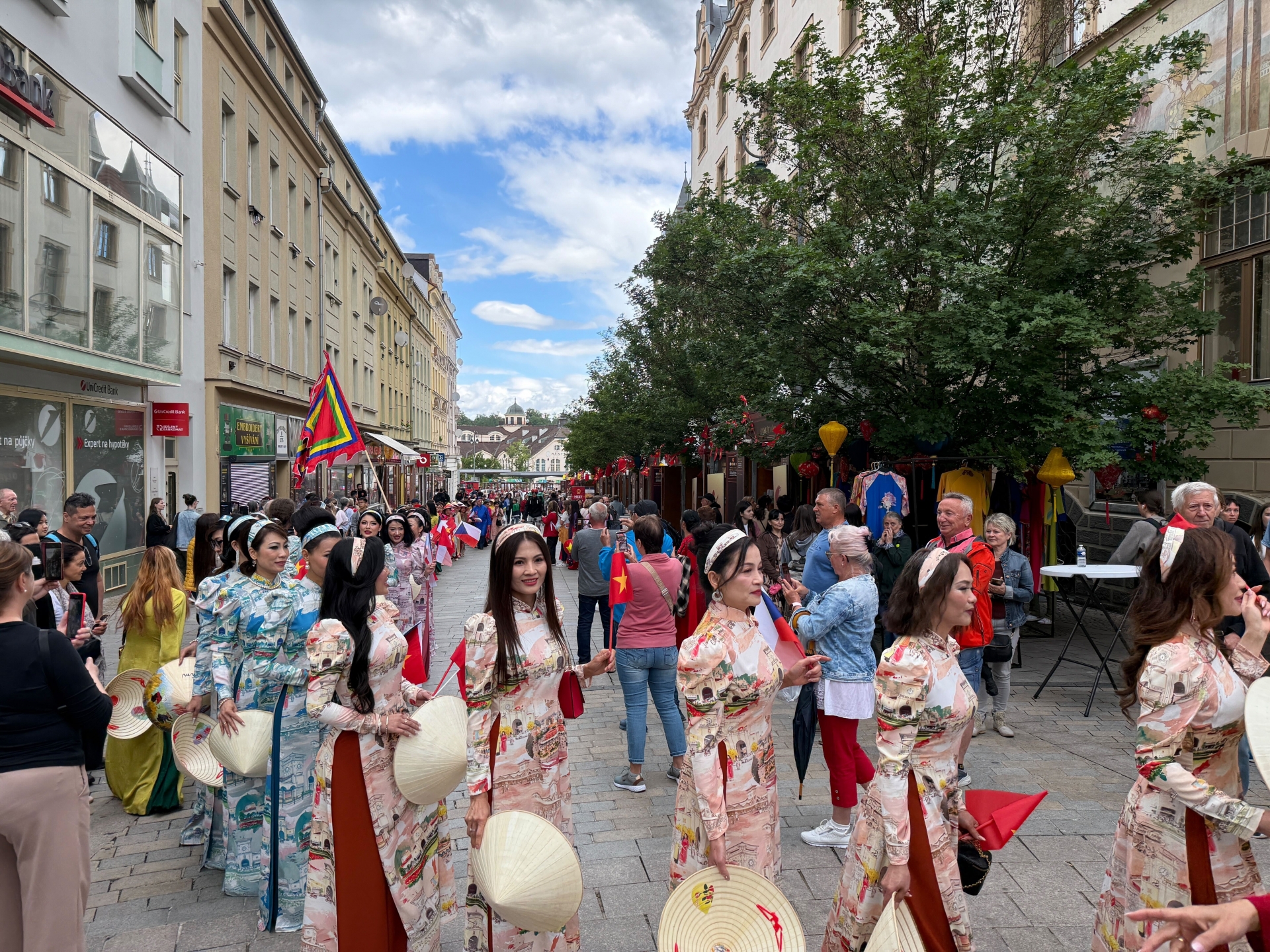 在卡罗维发利市中心区域进行奥黛巡游。 在卡罗维发利市中心区域进行奥黛巡游。