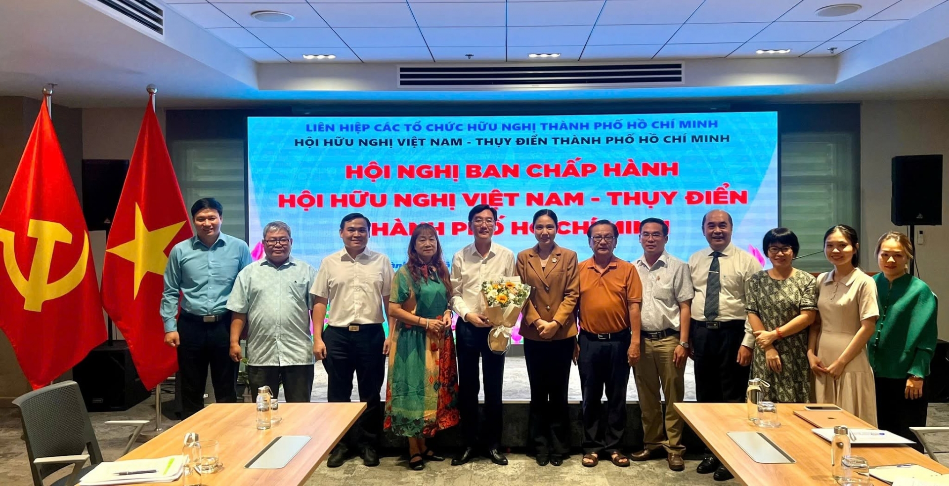阮长江同志担任胡志明市越瑞友好协会主席。 阮长江同志担任胡志明市越瑞友好协会主席。