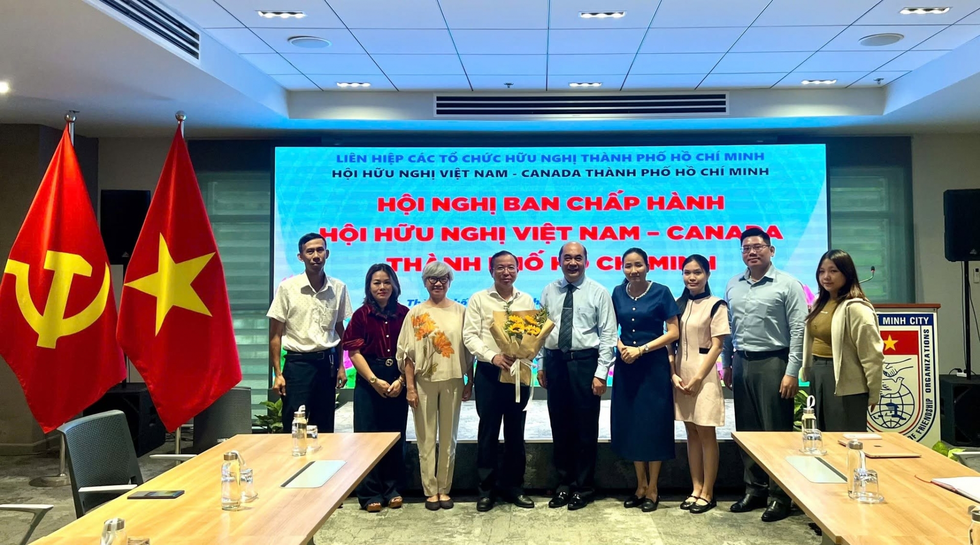 邓国全同志担任胡志明市越加友好协会主席。 邓国全同志担任胡志明市越加友好协会主席。