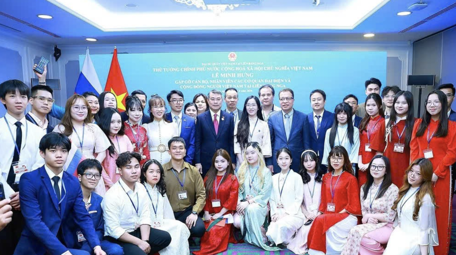 黎明兴与旅俄越南人社群代表合影。