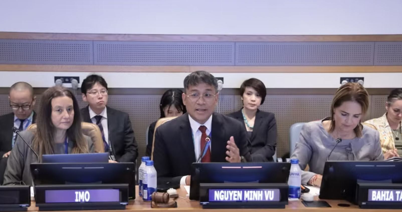 越南外交部常务副部长阮明羽主持座谈会。 越南外交部常务副部长阮明羽主持座谈会。