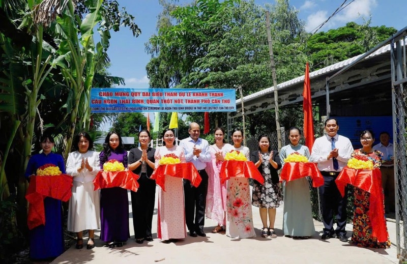 由印度驻越南大使馆资助的“在芹苴市各郡县各农村交通线路上建设农村交通桥”项目活动框架内的02座农村交通桥落成仪式,资助总价值超过14亿越盾。 由印度驻越南大使馆资助的“在芹苴市各郡县各农村交通线路上建设农村交通桥”项目活动框架内的02座农村交通桥落成仪式,资助总价值超过14亿越盾。