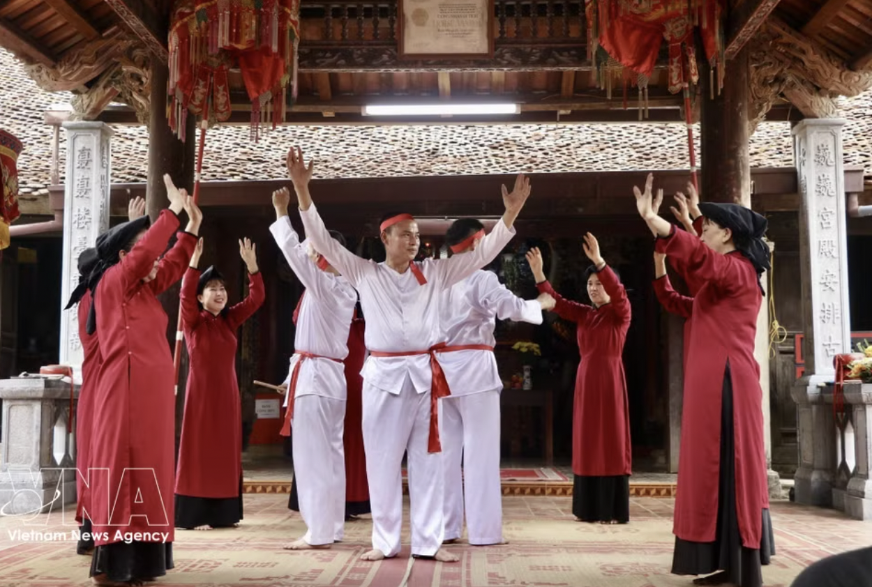 富寿春曲是与雄王祭祀信仰紧密相连的一种民间表演艺术形式，于2017年被联合国教科文组织（UNESCO）列入人类非物质文化遗产代表作名录。