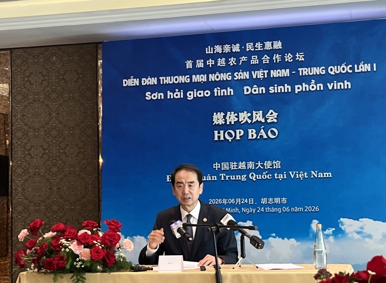 中华人民共和国驻越南特命全权大使何炜先生就越南-中国农业合作进行分享。照片:VGP/LA 中华人民共和国驻越南特命全权大使何炜先生就越南-中国农业合作进行分享。照片:VGP/LA