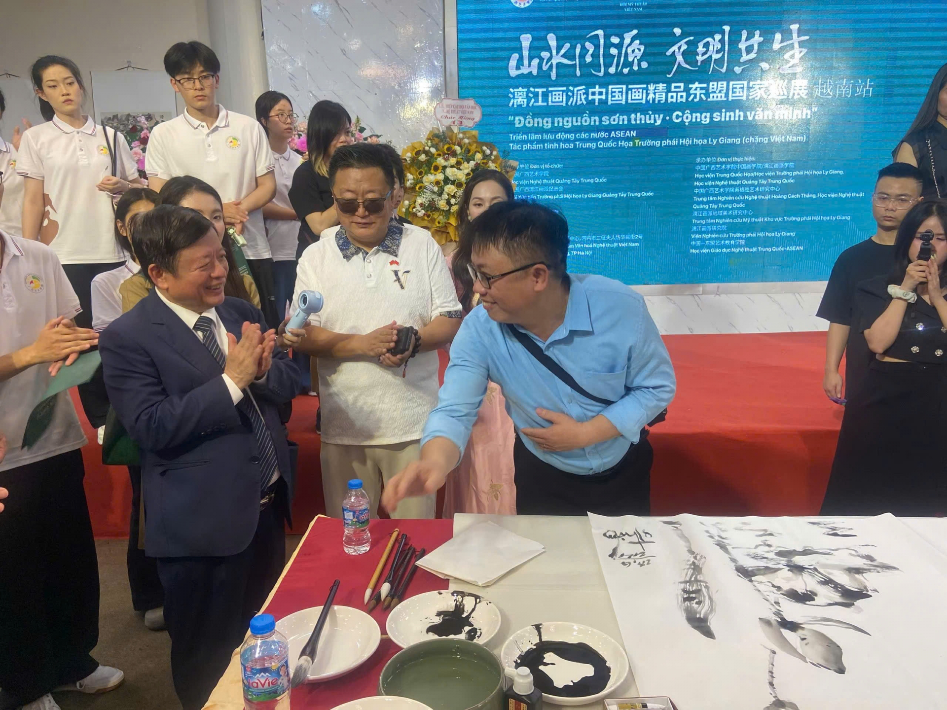 代表们参观展览。(图:组委会) 代表们参观展览。(图:组委会)