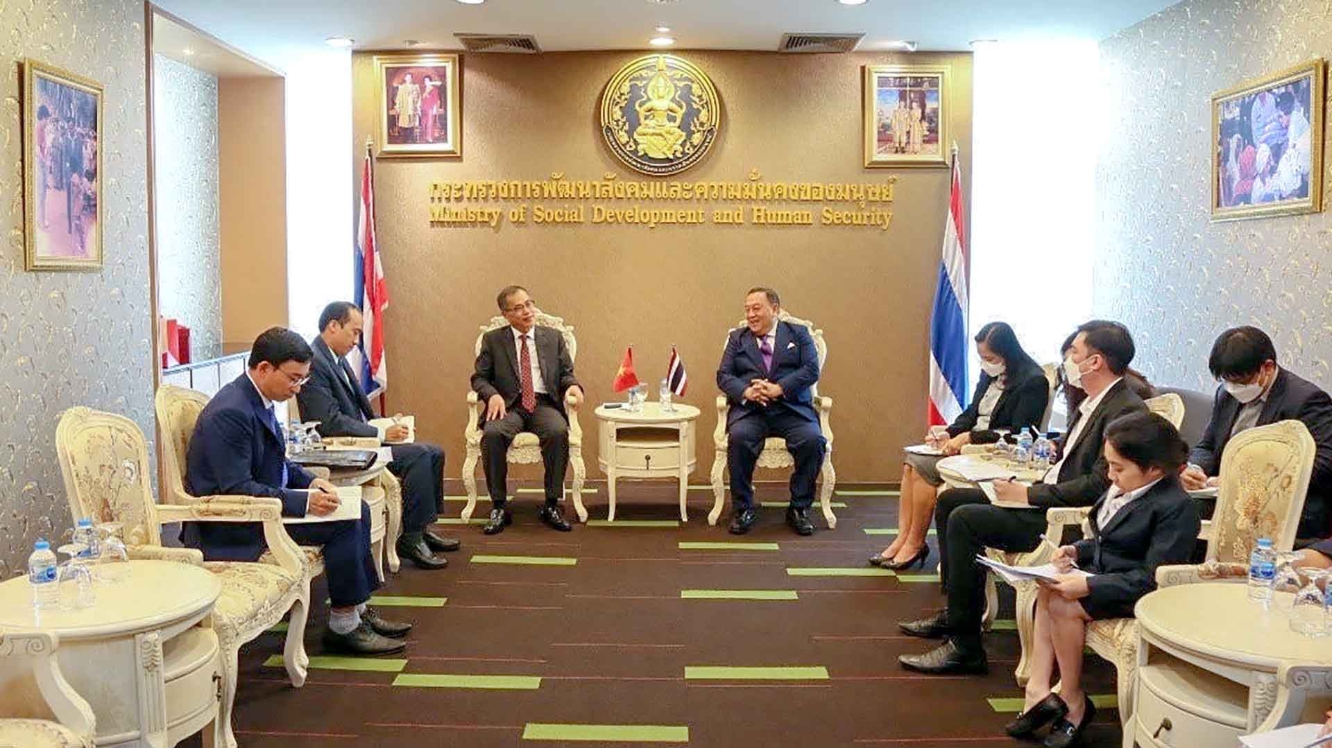 越南驻泰国大使潘志成会见泰国社会发展与人类安全部部长朱迪·盖叻。 越南驻泰国大使潘志成会见泰国社会发展与人类安全部部长朱迪·盖叻。