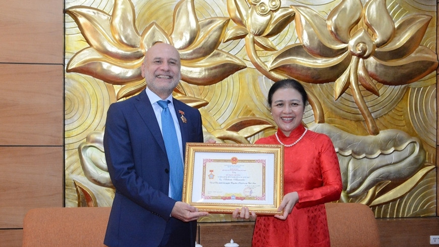 越南友好组织联合会主席阮芳娥大使向意大利驻越南大使安东尼奥·亚历山德罗授予“致力于各民族和平与友谊”纪念章。 越南友好组织联合会主席阮芳娥大使向意大利驻越南大使安东尼奥·亚历山德罗授予“致力于各民族和平与友谊”纪念章。