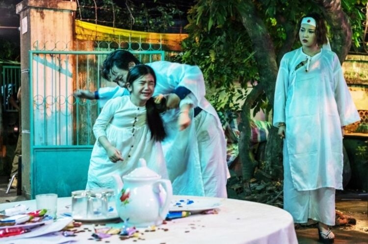 电影《灿烂的夜晚》讲述了一个家庭暴力的故事。
