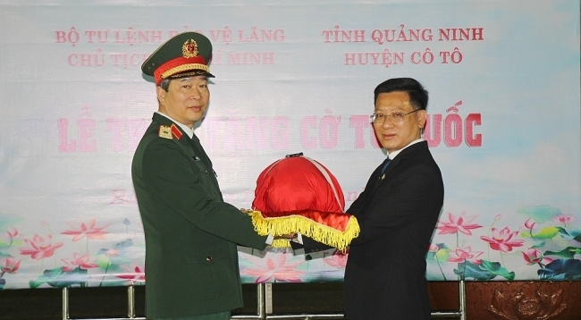 胡志明主席陵保卫司令部司令裴海山少将将国旗交给姑苏岛县人民委员会主席阮越勇。 胡志明主席陵保卫司令部司令裴海山少将将国旗交给姑苏岛县人民委员会主席阮越勇。