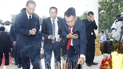 旅居老挝越南人进香缅怀各位英雄烈士