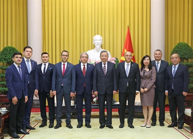 越南国家主席苏林同突厥语国家组织三国驻越南大使和各位代表合影。 越南国家主席苏林同突厥语国家组织三国驻越南大使和各位代表合影。