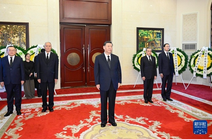 习近平来到越南驻华使馆吊唁大厅。 习近平来到越南驻华使馆吊唁大厅。