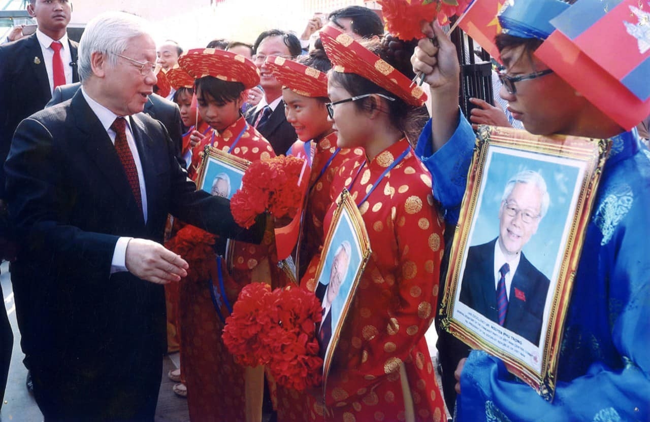 阮富仲总书记与柬埔寨越南裔儿童聊天。 阮富仲总书记与柬埔寨越南裔儿童聊天。
